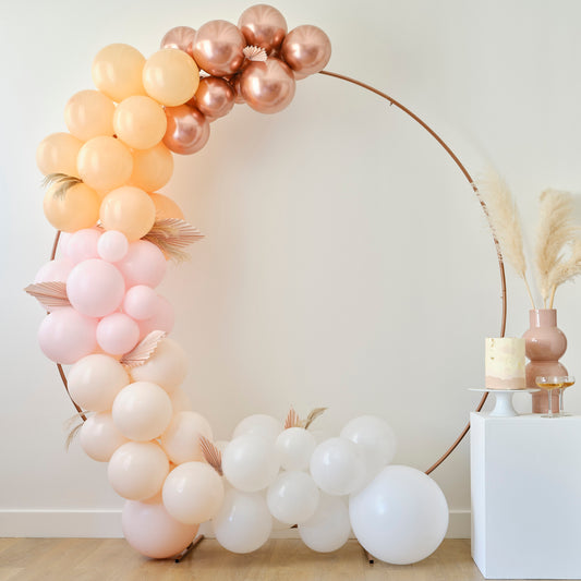 Ballonbue i hvid, creme, lyserød, peach og krom rosaguld