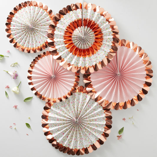 Rosaguld faner med blomsterprint
