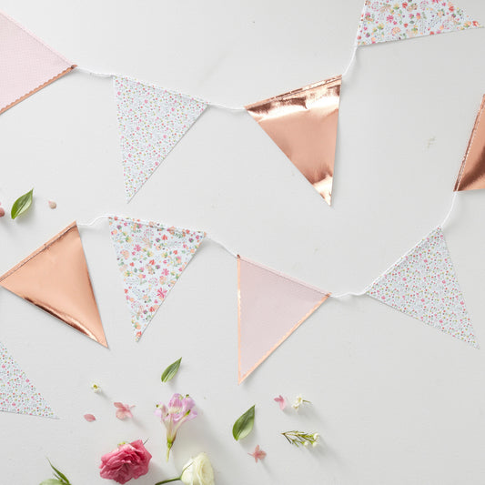 Rosaguld og blomsterprintet banner