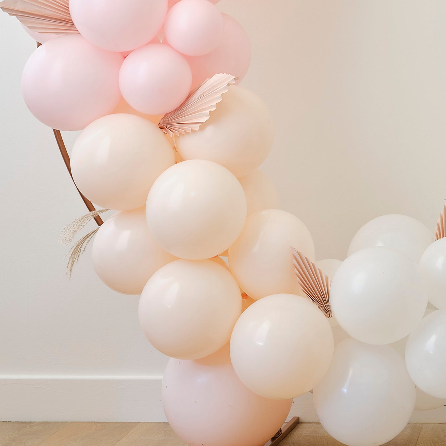 Ballonbue i hvid, creme, lyserød, peach og krom rosaguld