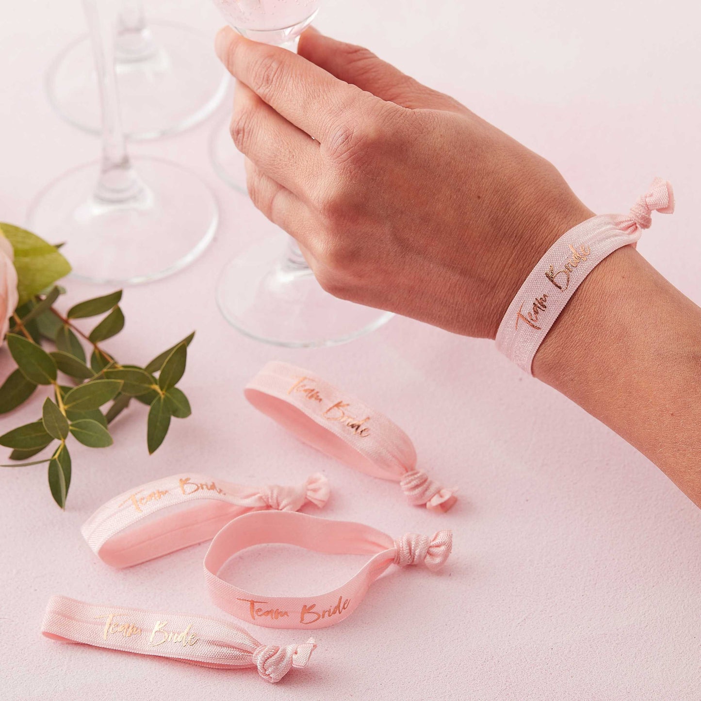 Lyserøde "Team Bride" armbånd