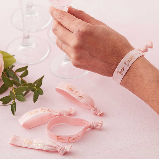 Lyserøde "Team Bride" armbånd