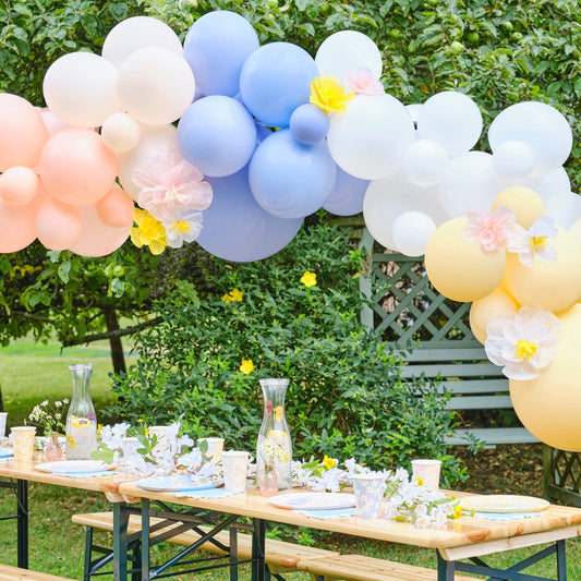 Ballonbue i pastelfarver med papirblomster