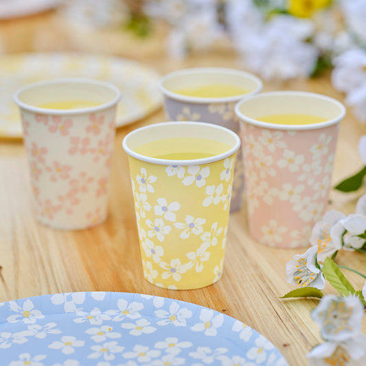 Papirkopper i blomsterdesign med pastelfarver