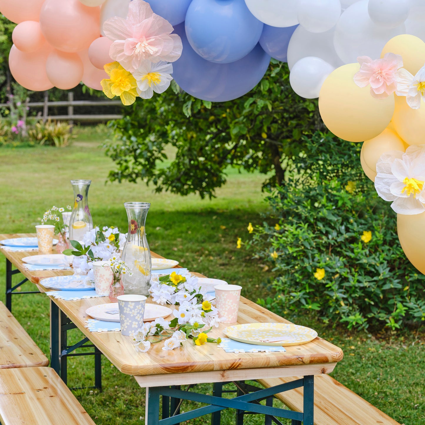 Papirkopper i blomsterdesign med pastelfarver